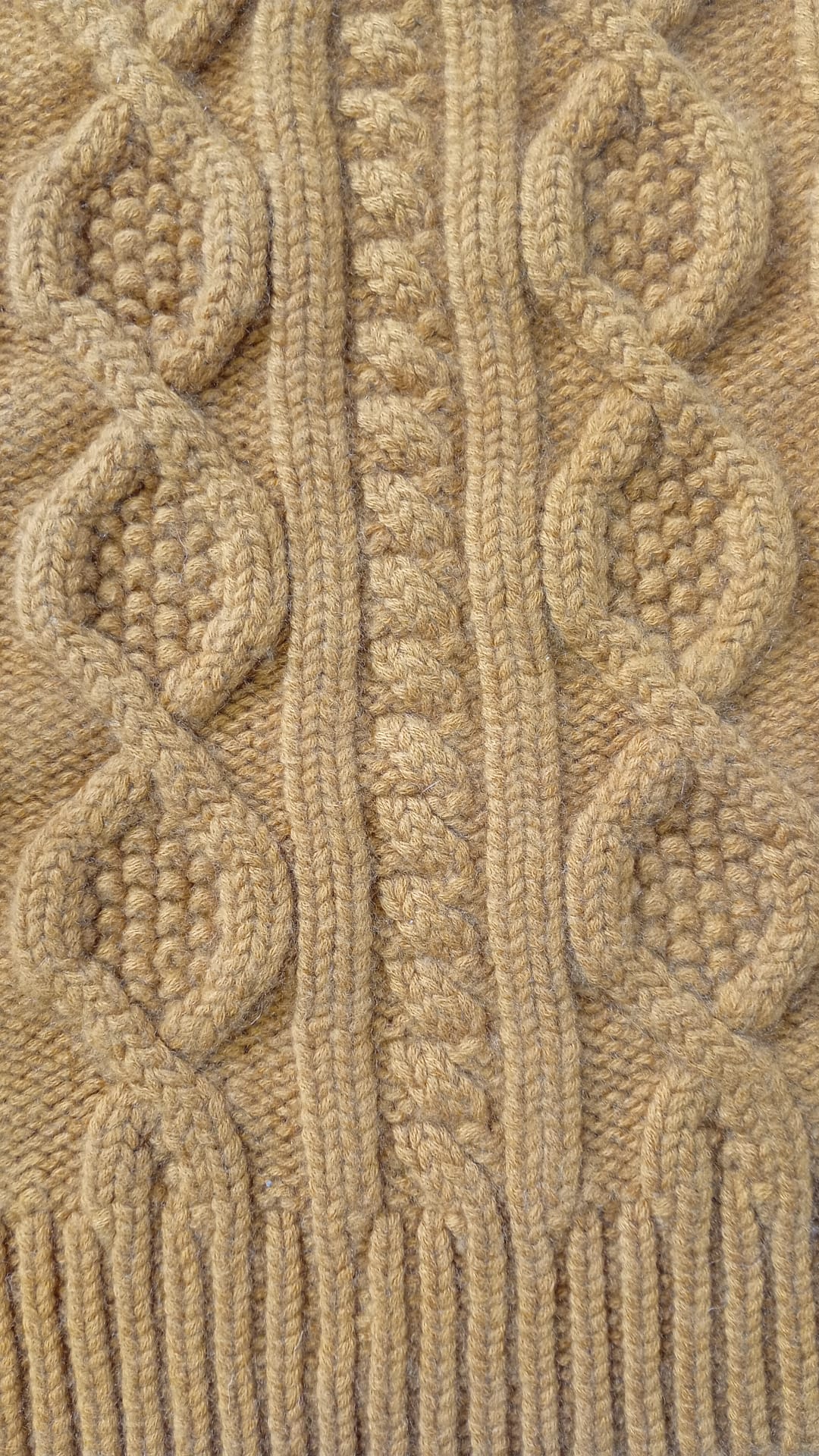 Gauge 3 cashmere cable knit detail