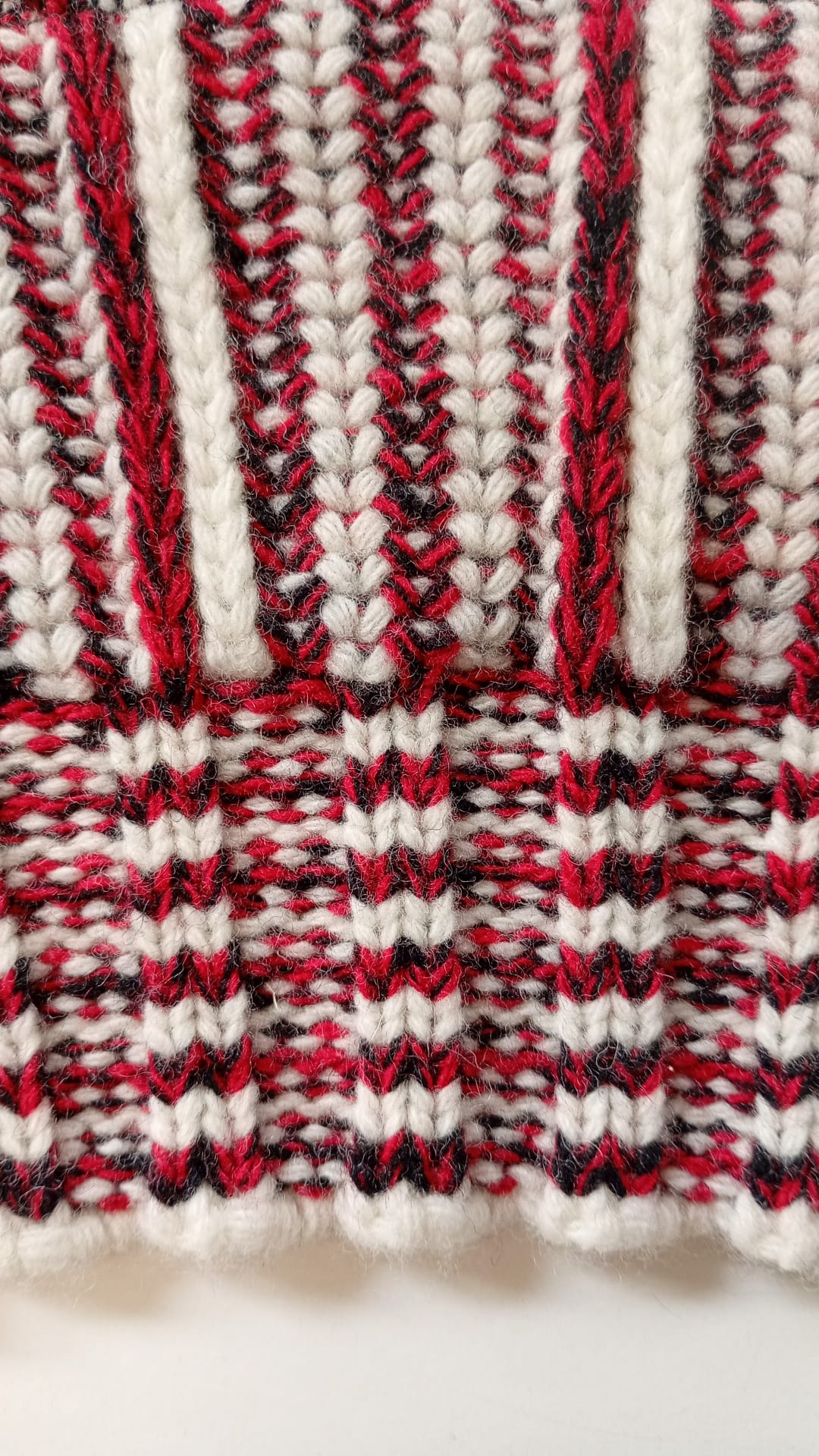 Red and white gauge 3 cashmere blend knitted accessory